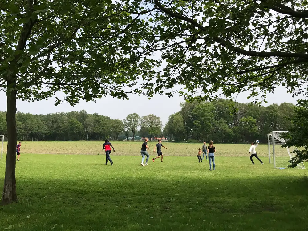 Voetballen in de tuin